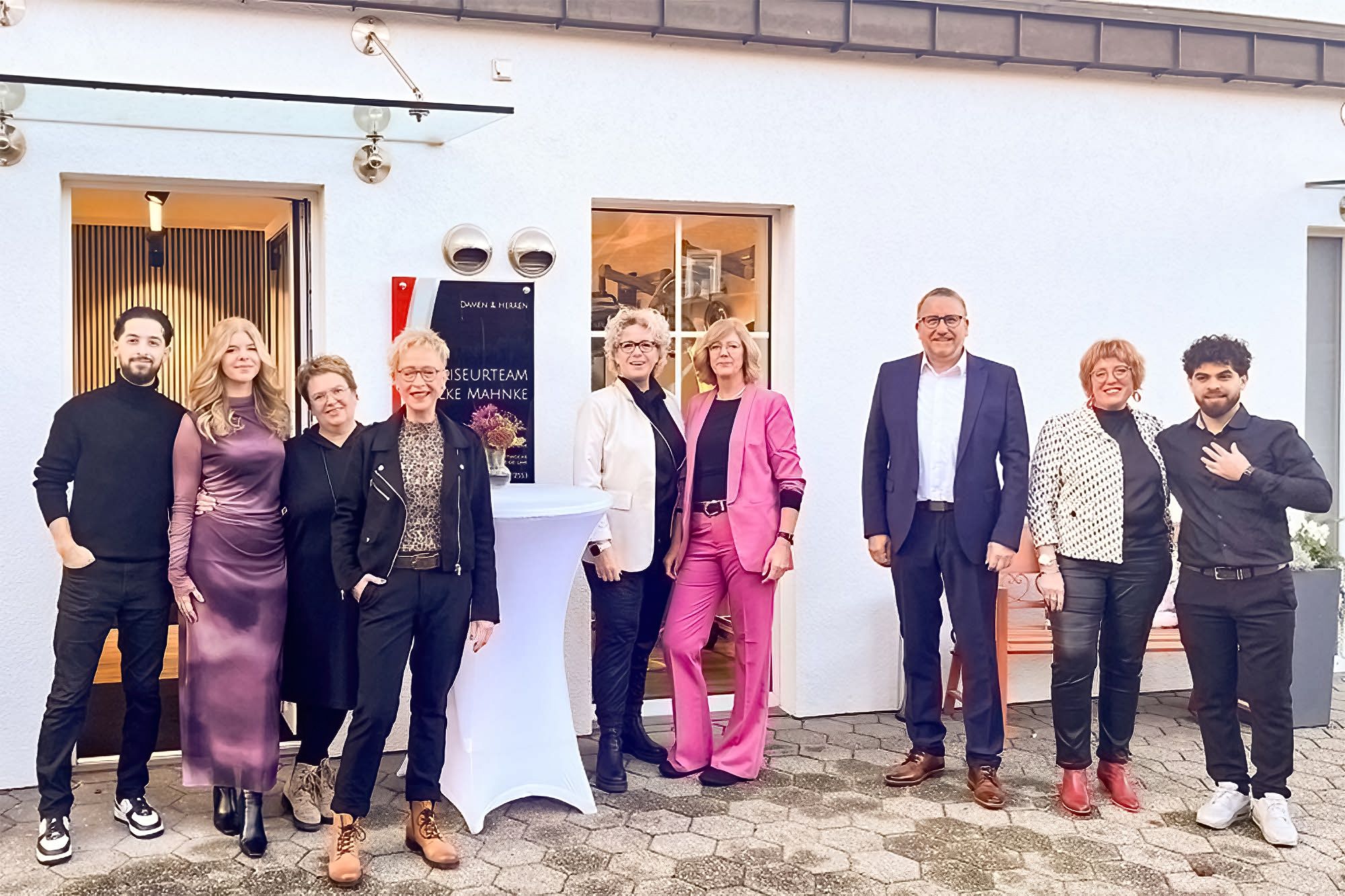 Bürgermeister Andreas Kaiser mit dem Friseurteam Mahnke bei der Eröffnungsfeier.© Gemeinde Salzbergen